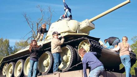 Vom Kriegsgerät zum Spielzeug. Auch dieser russische Panzer vom Typ T-34 am Sowjetischen Ehrenmal in Tiergarten soll an der Schlacht um Berlin teilgenommen haben. 