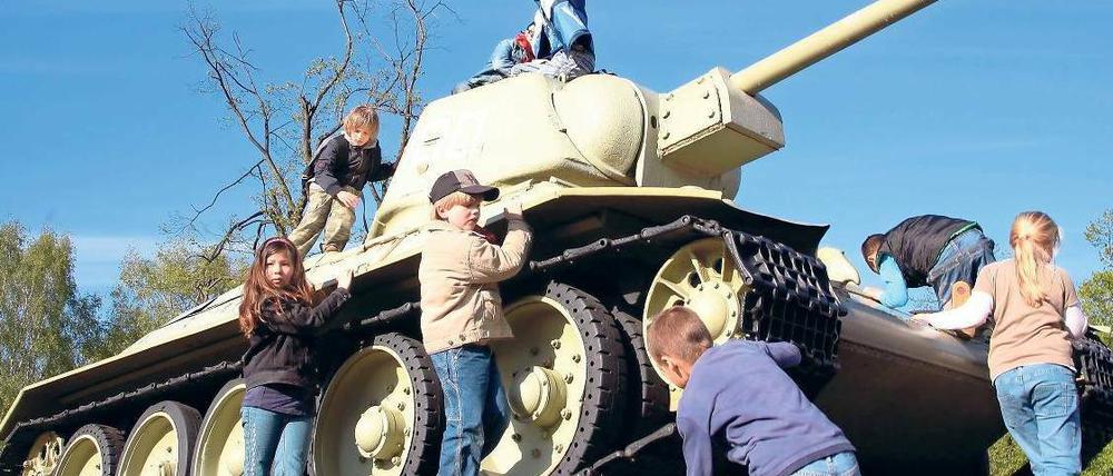 Vom Kriegsgerät zum Spielzeug. Auch dieser russische Panzer vom Typ T-34 am Sowjetischen Ehrenmal in Tiergarten soll an der Schlacht um Berlin teilgenommen haben.