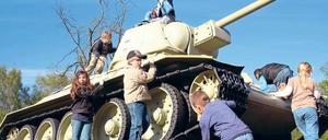 Vom Kriegsgerät zum Spielzeug. Auch dieser russische Panzer vom Typ T-34 am Sowjetischen Ehrenmal in Tiergarten soll an der Schlacht um Berlin teilgenommen haben. 