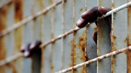Hoffen, warten, bangen - die Hände eines Flüchtlings auf Lampedusa.
