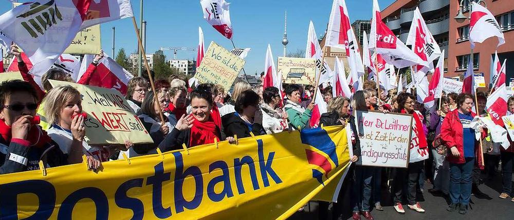 Auf der Straße. Mitarbeiter der Postbank und der Gewerkschaft Verdi demonstrieren in Berlin. Heute beginnt ein unbefristeter Streik von Postbank-Beschäftigten in Sachsen, Sachsen-Anhalt, Thüringen und Brandenburg.