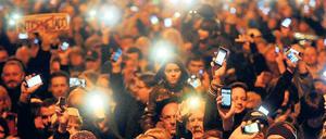 Zum Protest verabredet: Zehntausende Ungarn zeigten 2014 ihrer Regierung, was sie von der geplanten Internet-Steuer hielten. Auch solche Aktivitäten lassen sich mit Messengern wie dem am Freitag startenden Dienst Vobe organisieren. Fotos: Janos Marjai/dpa, Promo
