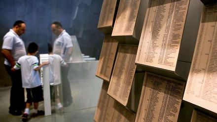 In faksimilierten Kopien sind die Listen der geretteten Juden in der Holocaust-Gedenkstätte Jad Vashem ausgestellt. Die Original-Liste will die Nachlassverwalterin der Schindlers von der Gedenkstätte erstreiten. 