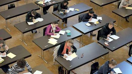 Schüler bei einer Abitur-Klausur.