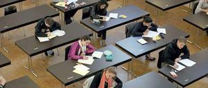 Schüler bei einer Abitur-Klausur.