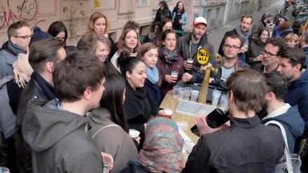 Einsingen an der rollenden Theke: Auf Kneipentour in Kreuzberg findet der Berliner Kneipenchor zu seiner wahren Bestimmung.