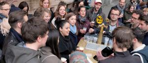 Einsingen an der rollenden Theke: Auf Kneipentour in Kreuzberg findet der Berliner Kneipenchor zu seiner wahren Bestimmung.
