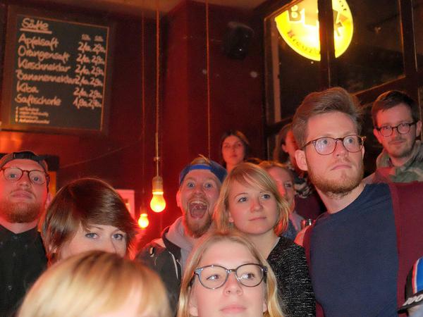 Standing room only: Im Bierkombinat in der Manteuffelstraße stapelten sich die Zuhörer förmlich.