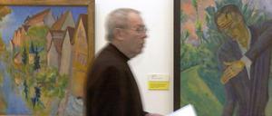 Ein Besucher geht am Donnerstag (15.01.2004) im Berliner Brücke-Museum an den den Gemälden"Roquairol" (1917, r) und "Tübingen" (1920) von Erich Heckel vorbei. Die Gemälde sind zwei der acht im Jahre 2002 gestohlenen Meisterwerke deutscher Expressionisten, die jedoch später wieder gefunden worden waren. Nach fast zwei Jahren kehren sie im Anschluss an eine Restaurierung an ihren Stammplatz zurück.