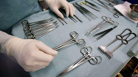 Mehrere Hundert Patienten sterben jährlich in Deutschland, weil Operationsmaterialien im Körper vergessen werden.
