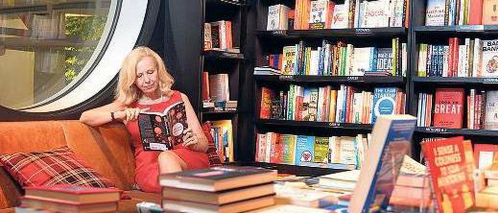 Im Erbschaftsstreit mit der Tochter: Catherine von Fürstenberg-Dussmann, hier im Kulturkaufhaus an der Friedrichstraße, profitiert vom zweiten Testament ihres Mannes, dessen Wirksamkeit Tochter Angela anficht. Es geht um einige hundert Millionen Euro.