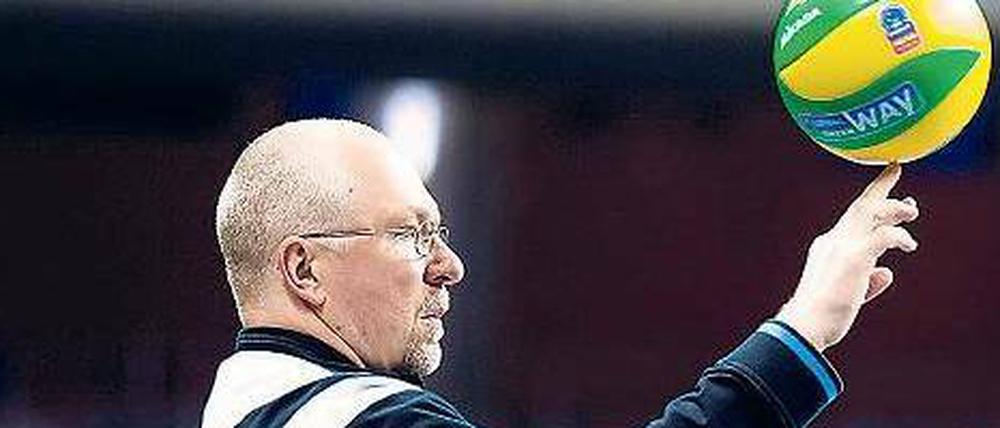 Balanceakt. Der Vertrag von Berlins Trainer Mark Lebedew läuft am Saisonende aus, die Volleys haben eine Option. 