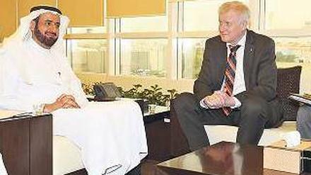 Bayerns Ministerpräsident Horst Seehofer (r.) wirkte bei seiner Reise nach Saudi-Arabien zufrieden - doch nun muss er sich Kritik gefallen lassen. 