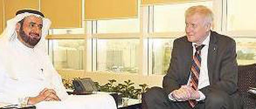 Bayerns Ministerpräsident Horst Seehofer (r.) wirkte bei seiner Reise nach Saudi-Arabien zufrieden - doch nun muss er sich Kritik gefallen lassen. 