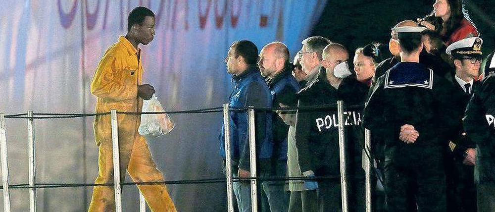 Ankunft in Europa. Ein Flüchtling, der die Katastrophe am Sonntag im Mittelmeer überlebt hat, geht in Catania von Bord eines Rettungsschiffs. 