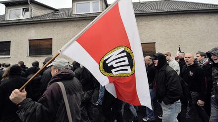 Aus diesen Gesichtern spricht dumme Gewalt: Neonazis marschieren durch das hessische Friedberg.