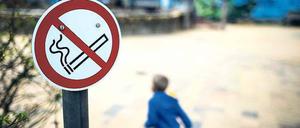 Weggekippt. Rauchen ist bislang nicht flächendeckend auf Berlins Spielplätzen gesetzlich verboten.