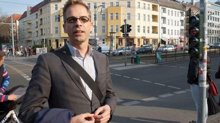 Stefan Liebich in seinem Kiez. Ob die angedeutete Raute der Hände ein Zeichen für seine Karriereplanung ist?