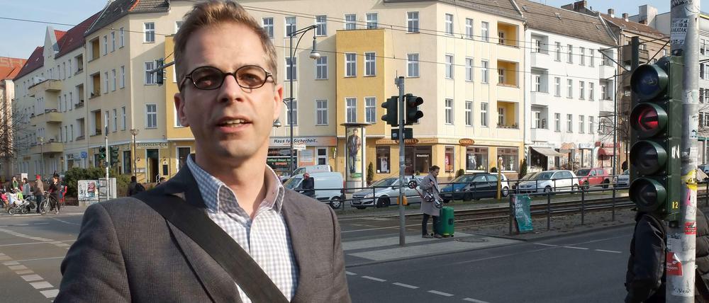 Stefan Liebich in seinem Kiez. Ob die angedeutete Raute der Hände ein Zeichen für seine Karriereplanung ist?