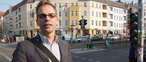 Stefan Liebich in seinem Kiez. Ob die angedeutete Raute der Hände ein Zeichen für seine Karriereplanung ist?