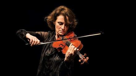 Zauberin an der Bratsche. Geneviève Strosser spielt „Uhrwerk“ (2014). 