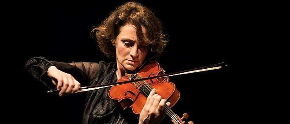 Zauberin an der Bratsche. Geneviève Strosser spielt „Uhrwerk“ (2014).
