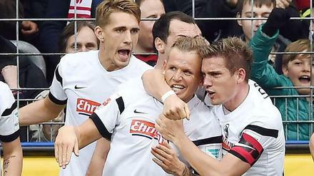 Jonathan Schmid (m.) erzielte das wichtige 1:0 für den SC Freiburg. Sein Schuss sprang vom Innenpfosten ind as Tor.