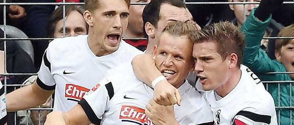 Jonathan Schmid (m.) erzielte das wichtige 1:0 für den SC Freiburg. Sein Schuss sprang vom Innenpfosten ind as Tor.