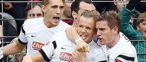 Jonathan Schmid (m.) erzielte das wichtige 1:0 für den SC Freiburg. Sein Schuss sprang vom Innenpfosten ind as Tor.