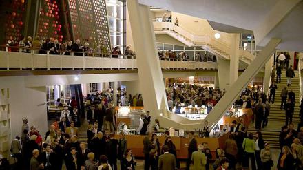 Besucher eines Konzerts in der Philharmonie während der Pause.