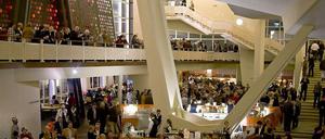 Besucher eines Konzerts in der Philharmonie während der Pause.