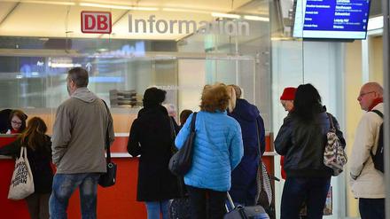 Fast schon Routine: Wartende Reisende am Bahnhof in Erfurt. 