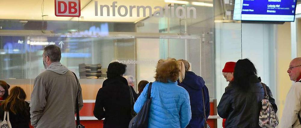 Fast schon Routine: Wartende Reisende am Bahnhof in Erfurt. 