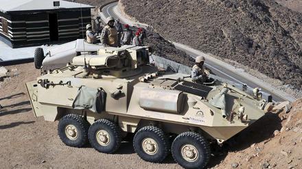 Ein saudiarabischer Panzer überwacht die Grenze zum Jemen. 
