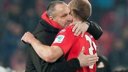 Erleichterung beim 1. FC Union: Die Mannschaft von Trainer Norbert Düwel (l.) kann nach der Länderspielpause den Klassenerhalt klarmachen