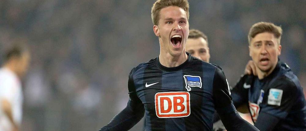 Zurück im Spiel. Sebastian Langkamp hatte nach seiner langen Verletzung eine schwere Zeit bei Hertha BSC. Am Freitagabend erzielte der Innenverteidiger sein erstes Pflichtspieltor für den Berliner Bundesligisten.