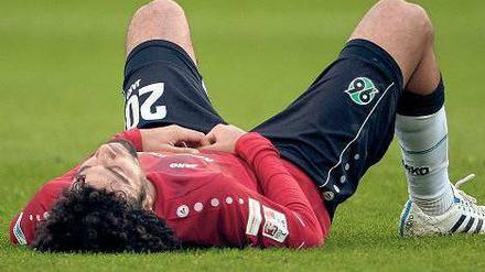 Scheintot. Hannovers Abwehrspieler Felipe betrachtet die Liga von unten.