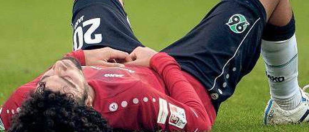 Scheintot. Hannovers Abwehrspieler Felipe betrachtet die Liga von unten.