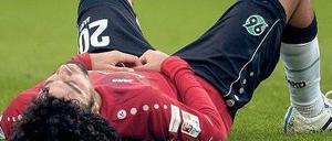 Scheintot. Hannovers Abwehrspieler Felipe betrachtet die Liga von unten.