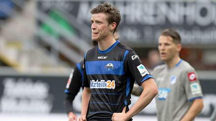 Sinnbild für die Situation beim SC Paderborn: Mittelfeldspieler Patrick Ziegler scheint in dieser Szene wenig Hoffnung auf den Klassenerhalt zu haben.