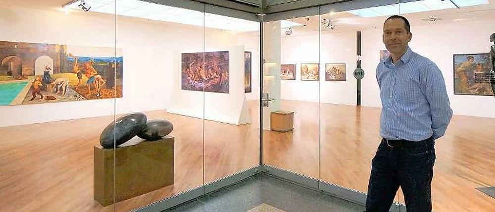 Stefan Westphal betreibt seine Galerie in einem früheren Laden im Ku'damm-Karree. Dieses Bild zeigt im Hintergrund eine frühere Ausstellung.