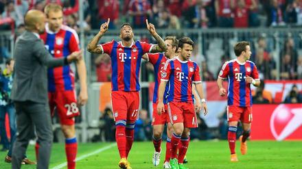 Jérôme Boateng und Co. bejubeln das 2:0, während Pep Guardiola (hier noch mit intakter Hose) taktische Anweisungen gibt.