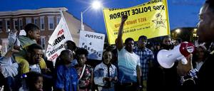 "Justice for Freddie" – Hunderte Menschen haben am Dienstagabend in Baltimore gegen Polizeigewalt demonstriert.