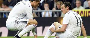 Schreckmoment: Gareth Bale liegt verletzt am Boden, Teamkollege Cristiano Ronaldo erkundigt sich.