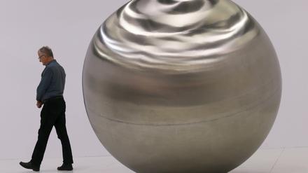 Die zweieinhalb Meter hohe Kugel aus rostfreiem Stahl ist Teil einer Installation von Ernst Hermanns auf der Art Cologne. Die Galerie Edith Wahlandt hat sie aus Stuttgart mitgebracht und für 240.000 Euro verkauft 
