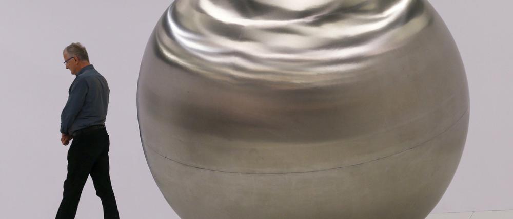 Die zweieinhalb Meter hohe Kugel aus rostfreiem Stahl ist Teil einer Installation von Ernst Hermanns auf der Art Cologne. Die Galerie Edith Wahlandt hat sie aus Stuttgart mitgebracht und für 240.000 Euro verkauft 