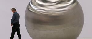 Die zweieinhalb Meter hohe Kugel aus rostfreiem Stahl ist Teil einer Installation von Ernst Hermanns auf der Art Cologne. Die Galerie Edith Wahlandt hat sie aus Stuttgart mitgebracht und für 240.000 Euro verkauft 