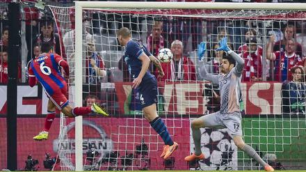 Thiago eröffnet den Torreigen gegen Porto mit diesem Kopfballtreffer.