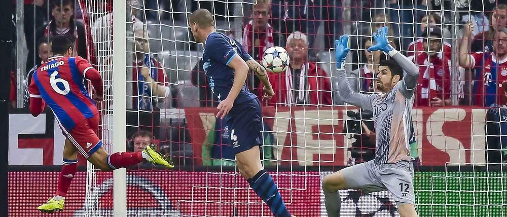 Thiago eröffnet den Torreigen gegen Porto mit diesem Kopfballtreffer.