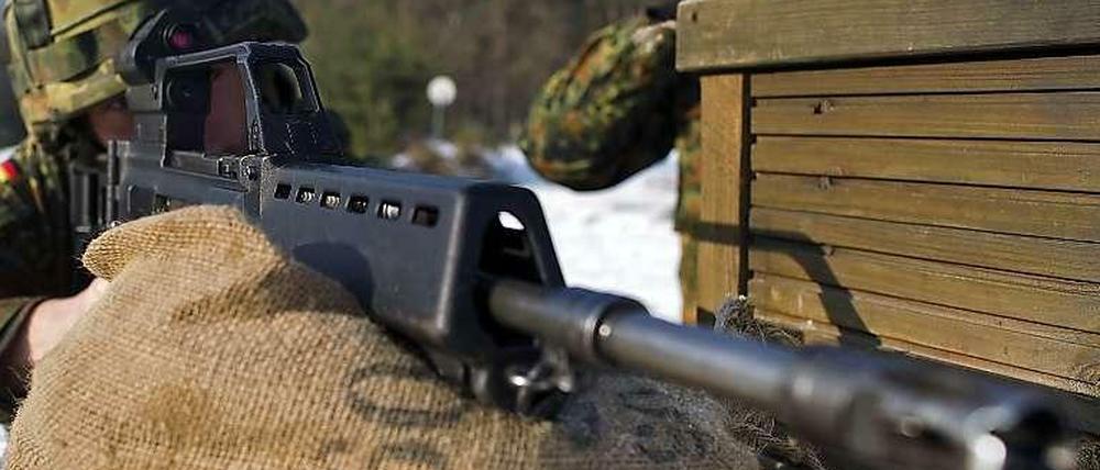 Da können die Soldaten noch so genau zielen: Das Sturmgewehr G36 (hier ein Bild von einer Übung) macht der Bundeswehr Sorgen.